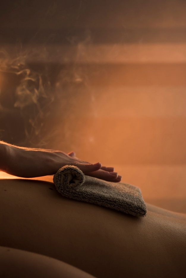 Free Photo _ Close-up of a therapist hand massaging woman’s back with hot towel in spa